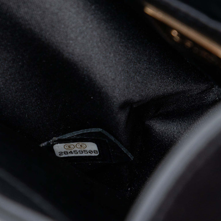 Chanel Mini Square Cuir de veau Coco embossé à rabat