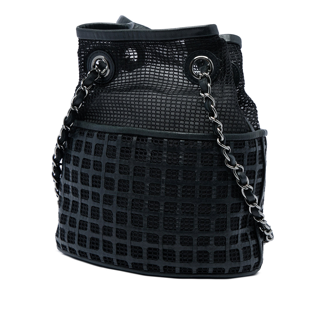 Chanel CC Mesh et perforé Sac seau Cuir de veau Noir