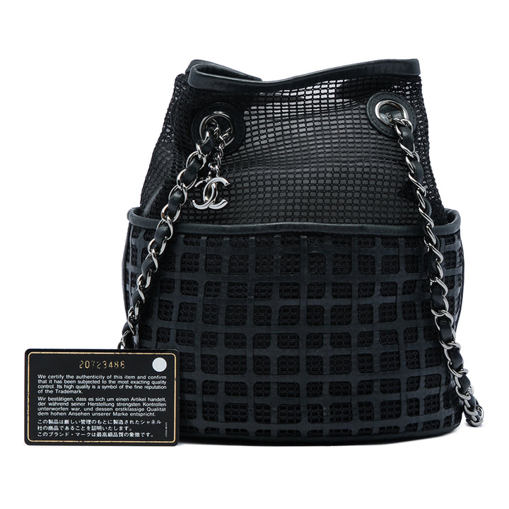 Chanel CC Mesh et perforé Sac seau Cuir de veau Noir
