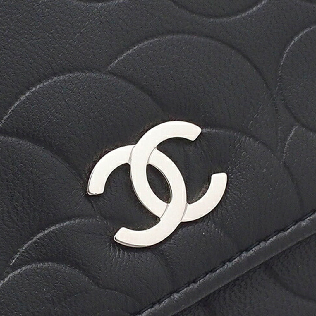 CC embossé Camellia Wallet on Chain Cuir d'agneau Noir
