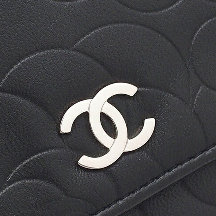 CC embossé Camellia Wallet on Chain Cuir d'agneau Noir