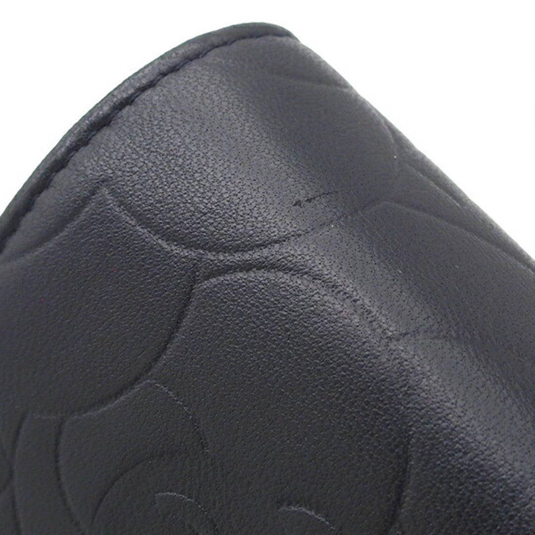 CC embossé Camellia Wallet on Chain Cuir d'agneau Noir