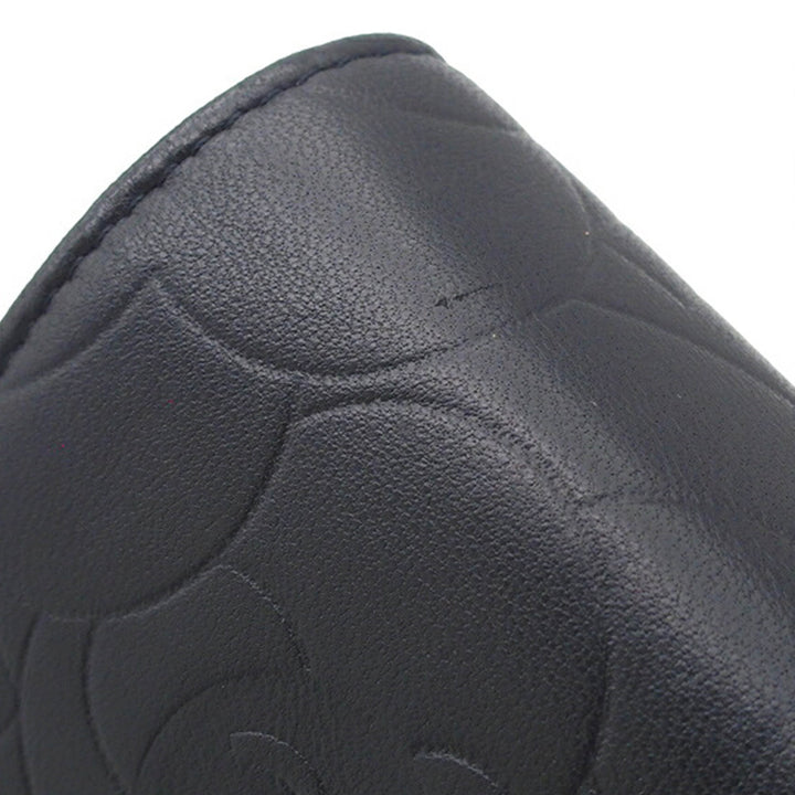 CC embossé Camellia Wallet on Chain Cuir d'agneau Noir