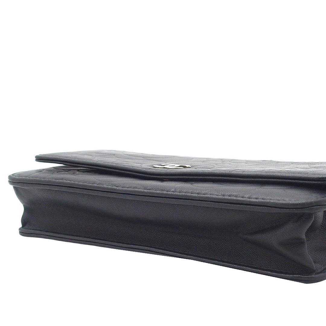 CC embossé Camellia Wallet on Chain Cuir d'agneau Noir