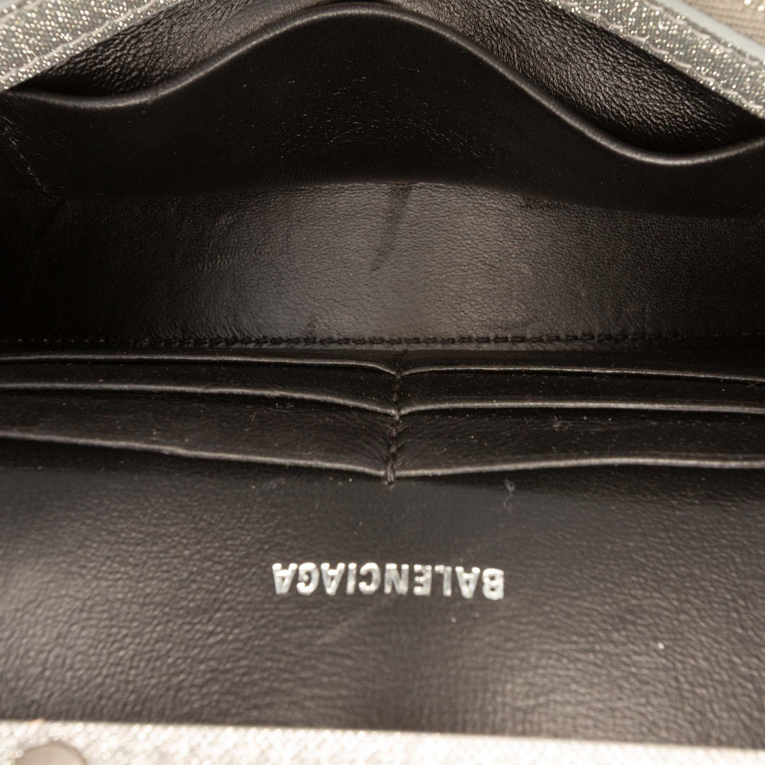 Balenciaga Sac bandoulière Glitter Hourglass Wallet on Chain Argenté – vue 4 – GABY PARIS