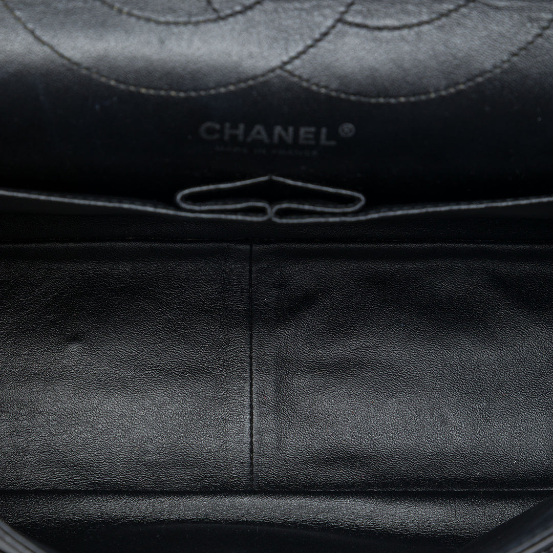 Chanel Sac porté épaule Matelassé vieilli Reissue 2.55 Double rabat 227 Cuir de veau Noir – vue 4 – GABY PARIS