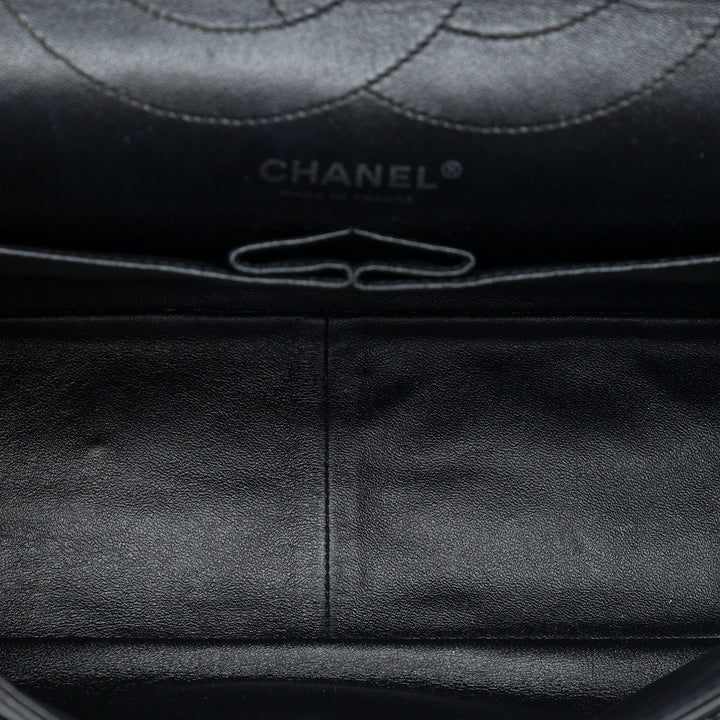 Chanel Sac porté épaule Matelassé vieilli Reissue 2.55 Double rabat 227 Cuir de veau Noir – vue 4 – GABY PARIS