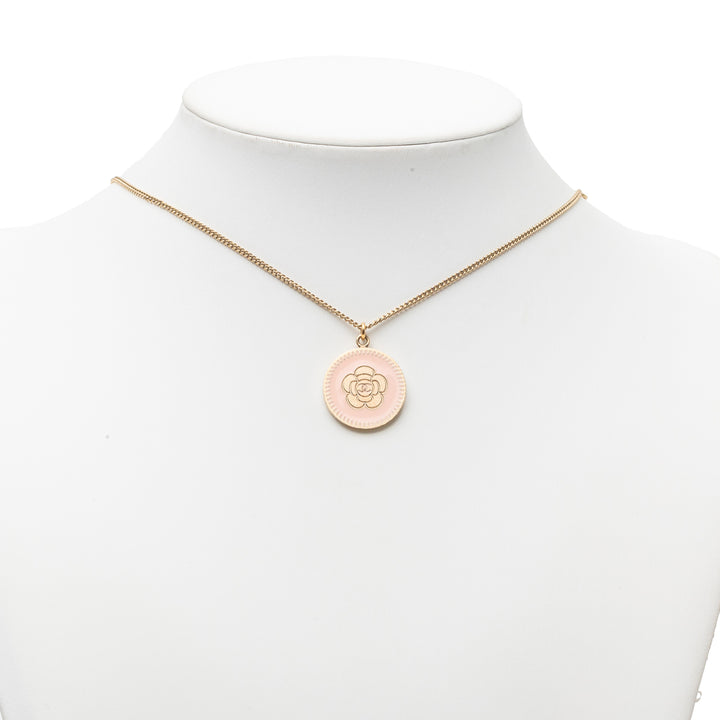 Chanel CC plaqué Émail Camellia Rond Pendant Collier