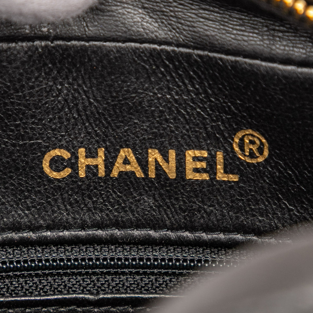 Chanel Small CC Quilted Cuir d’agneau Tassel Flap Sac caméra Noir – GABY PARIS Authentique