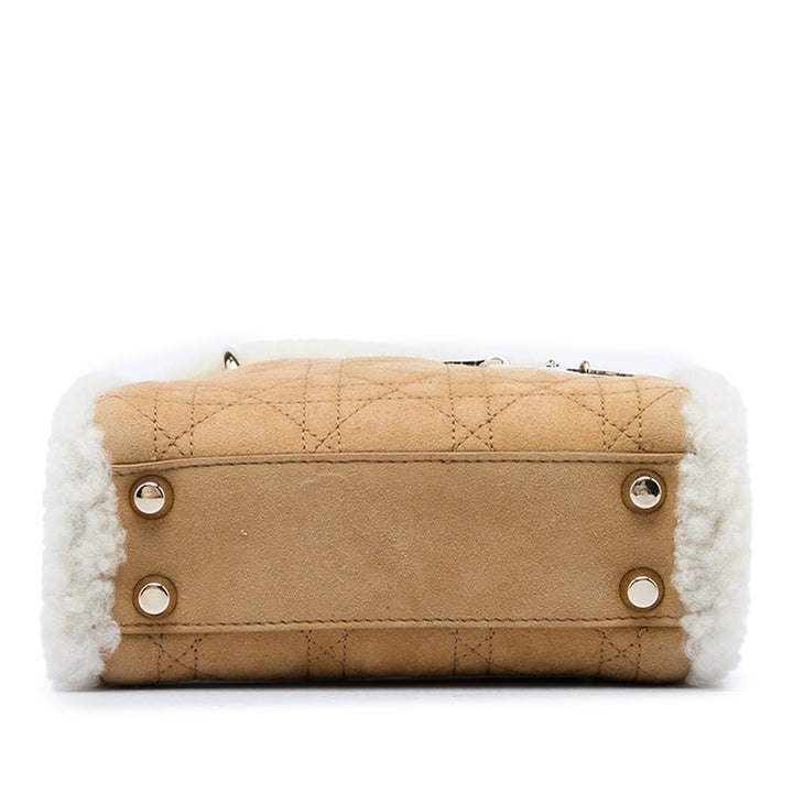 Dior Sac à main Lady Dior Cannage with Shearling Trim Mini Marron – vue 3 – GABY PARIS