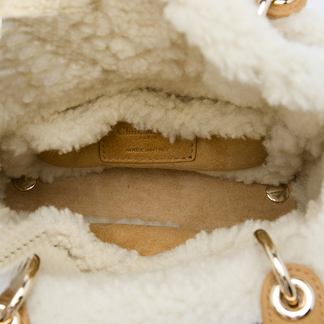 Dior Sac à main Lady Dior Cannage with Shearling Trim Mini Marron – vue 4 – GABY PARIS