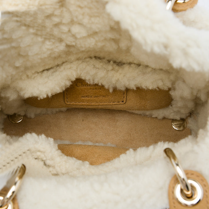 Dior Sac à main Lady Dior Cannage with Shearling Trim Mini Marron – vue 4 – GABY PARIS