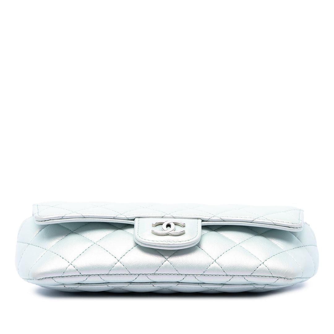 CC Matelassé Irisé Sunglasses Étui avec chaîne Cuir d'agneau Bleu