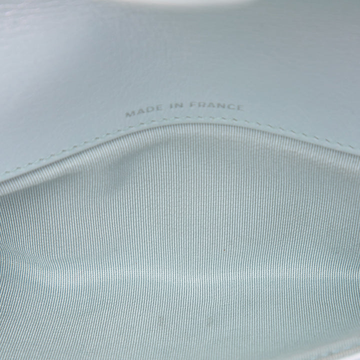 CC Matelassé Irisé Sunglasses Étui avec chaîne Cuir d'agneau Bleu