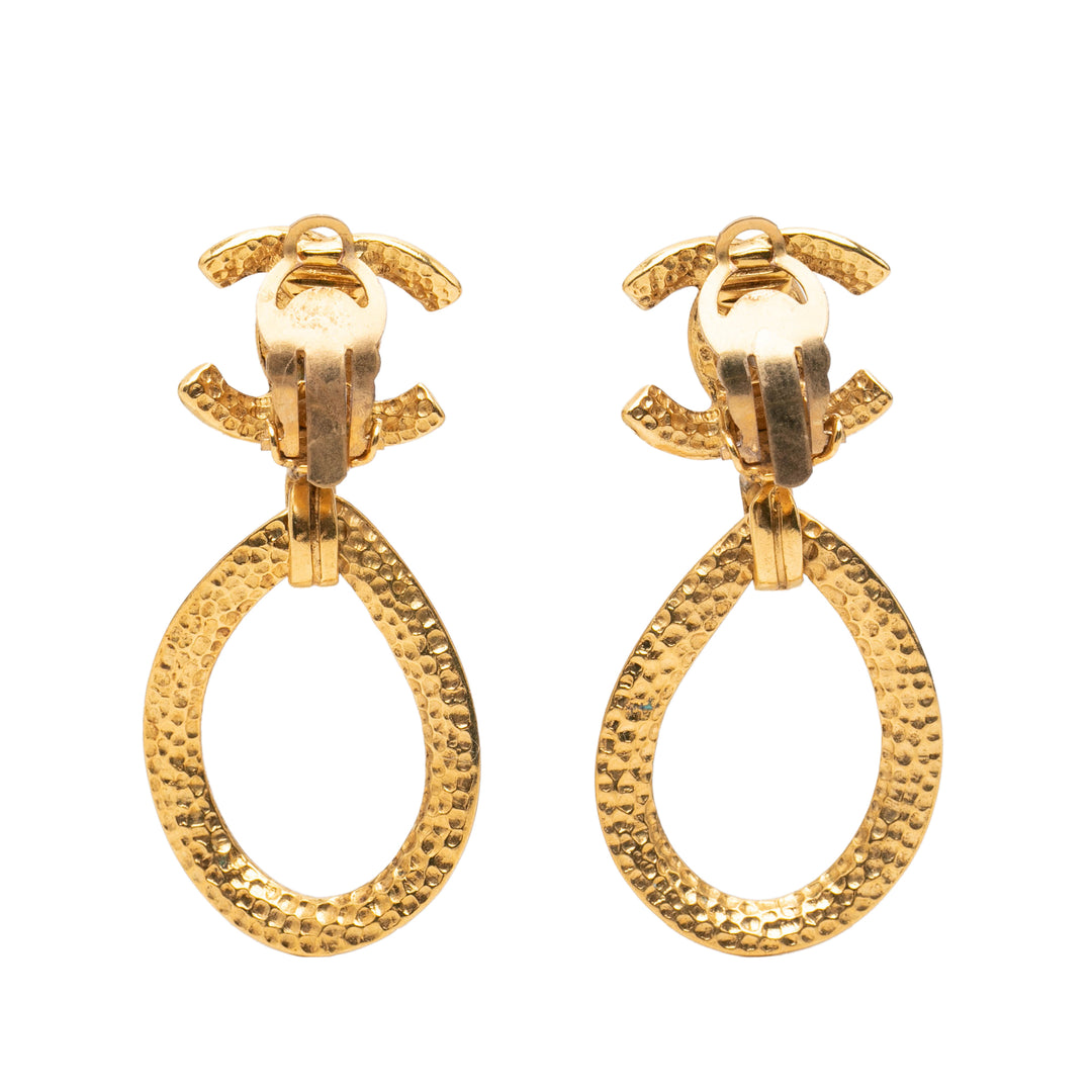 Chanel Boucles d'oreilles CC Dangle À clip plaqué or – vue 2 – GABY PARIS