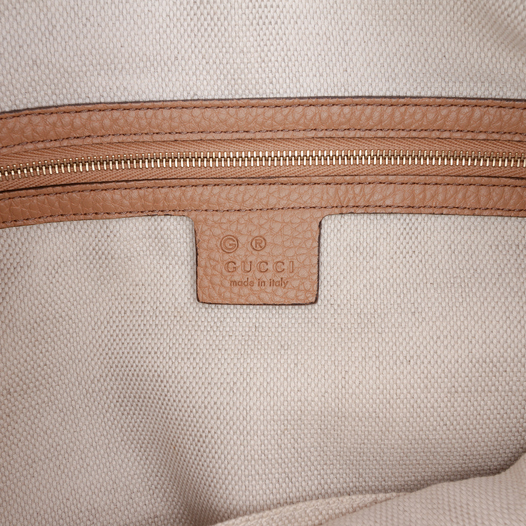 Pebbled Soho Hobo Grand Cuir de veau Beige