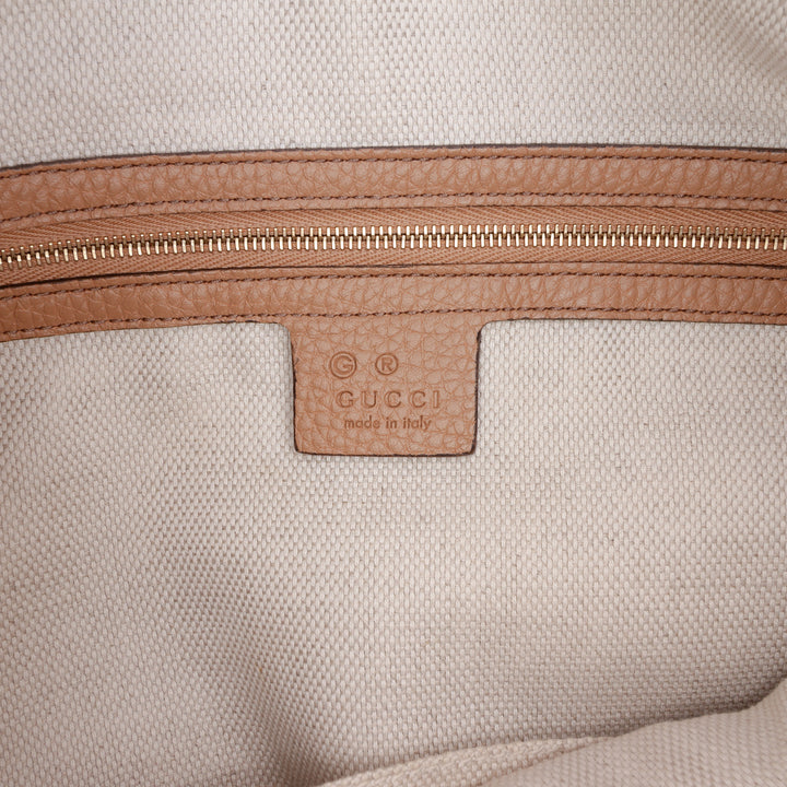 Pebbled Soho Hobo Grand Cuir de veau Beige
