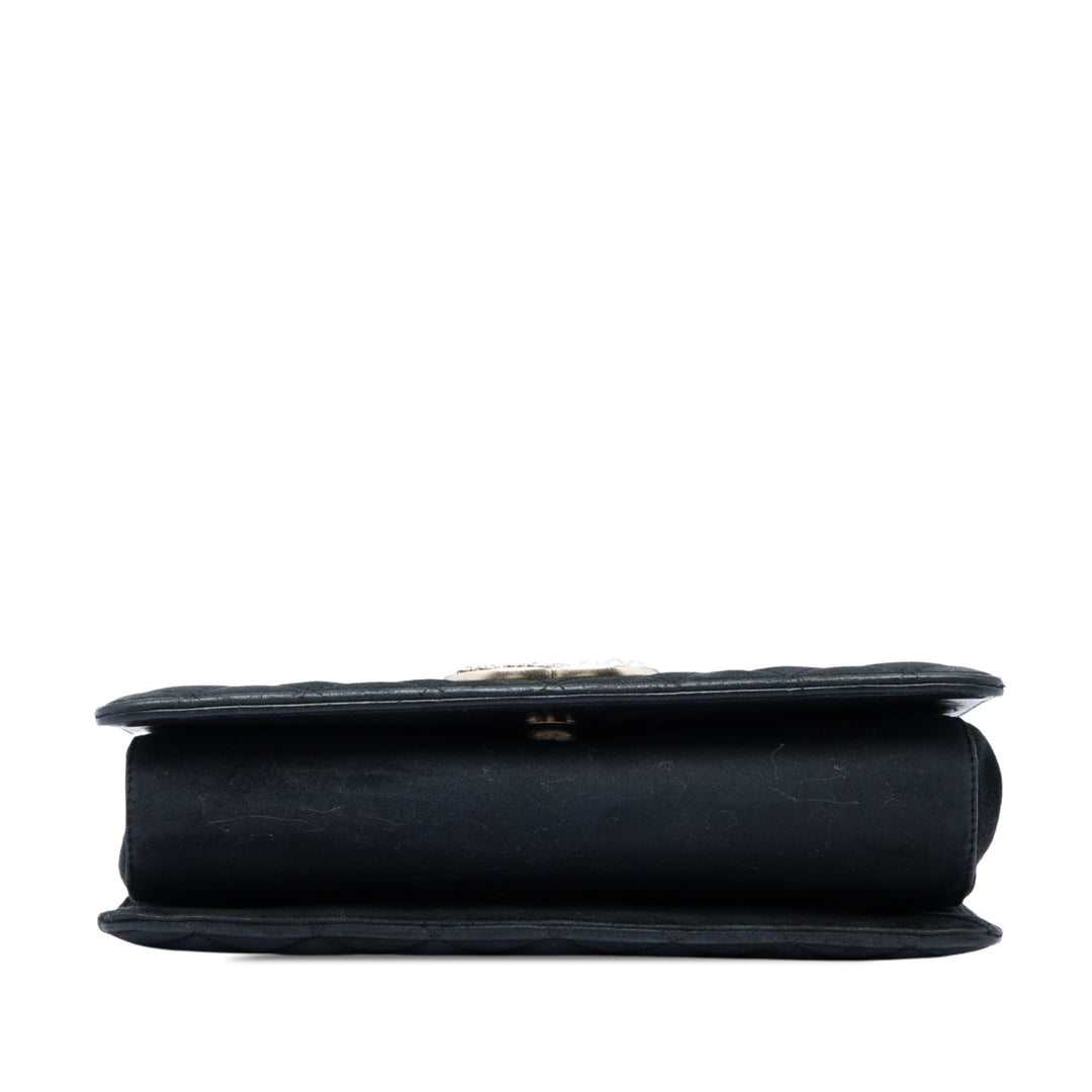 Chanel Matelassé Perles fantaisie And Cristal CC Chaîne à rabat Noir – vue 3 – GABY PARIS