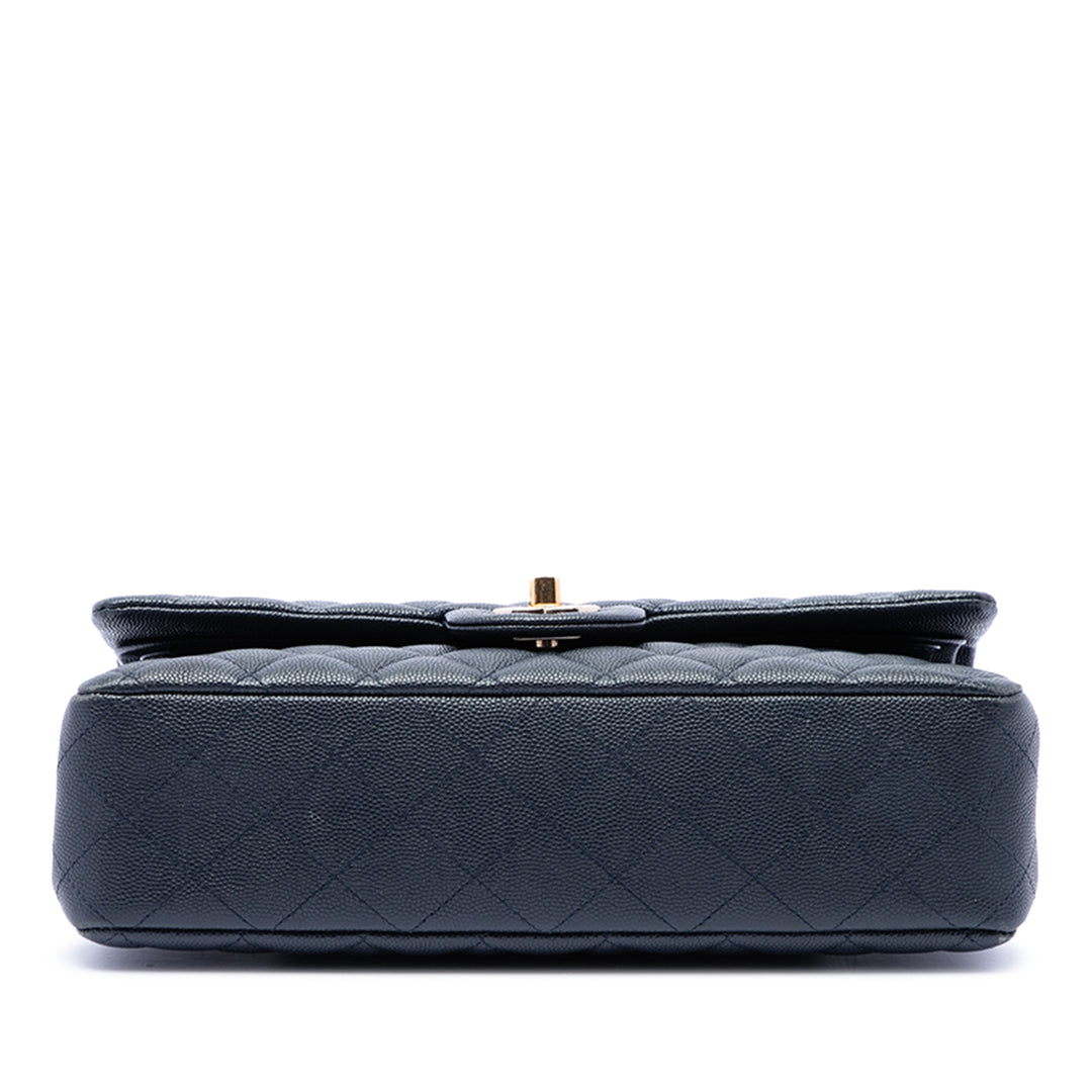 Chanel Sac porté épaule Classic Double rabat Moyen Cuir caviar Bleu – vue 3 – GABY PARIS