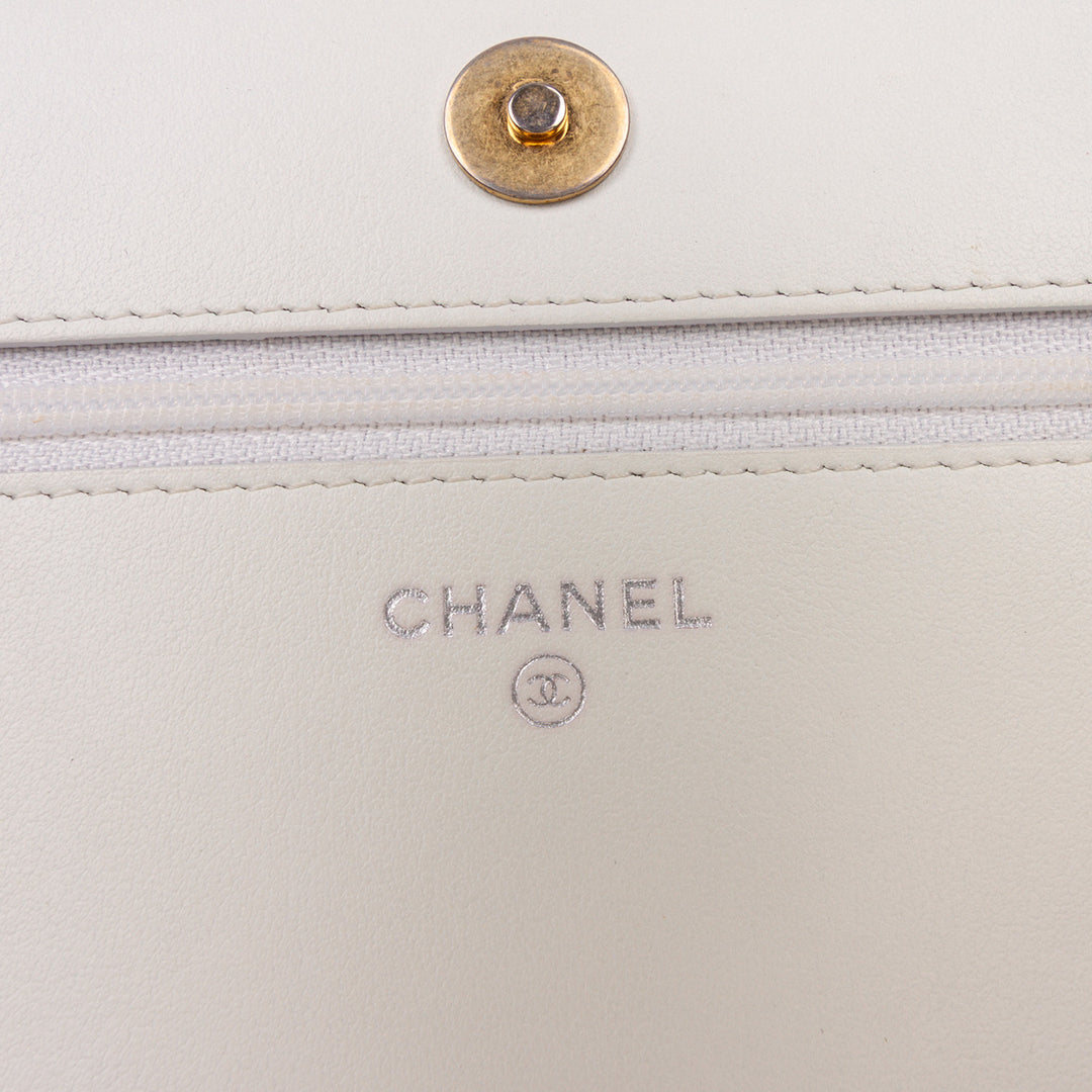 Chanel Quilted Aged Cuir de veau Gabrielle Wallet On Chain Blanc