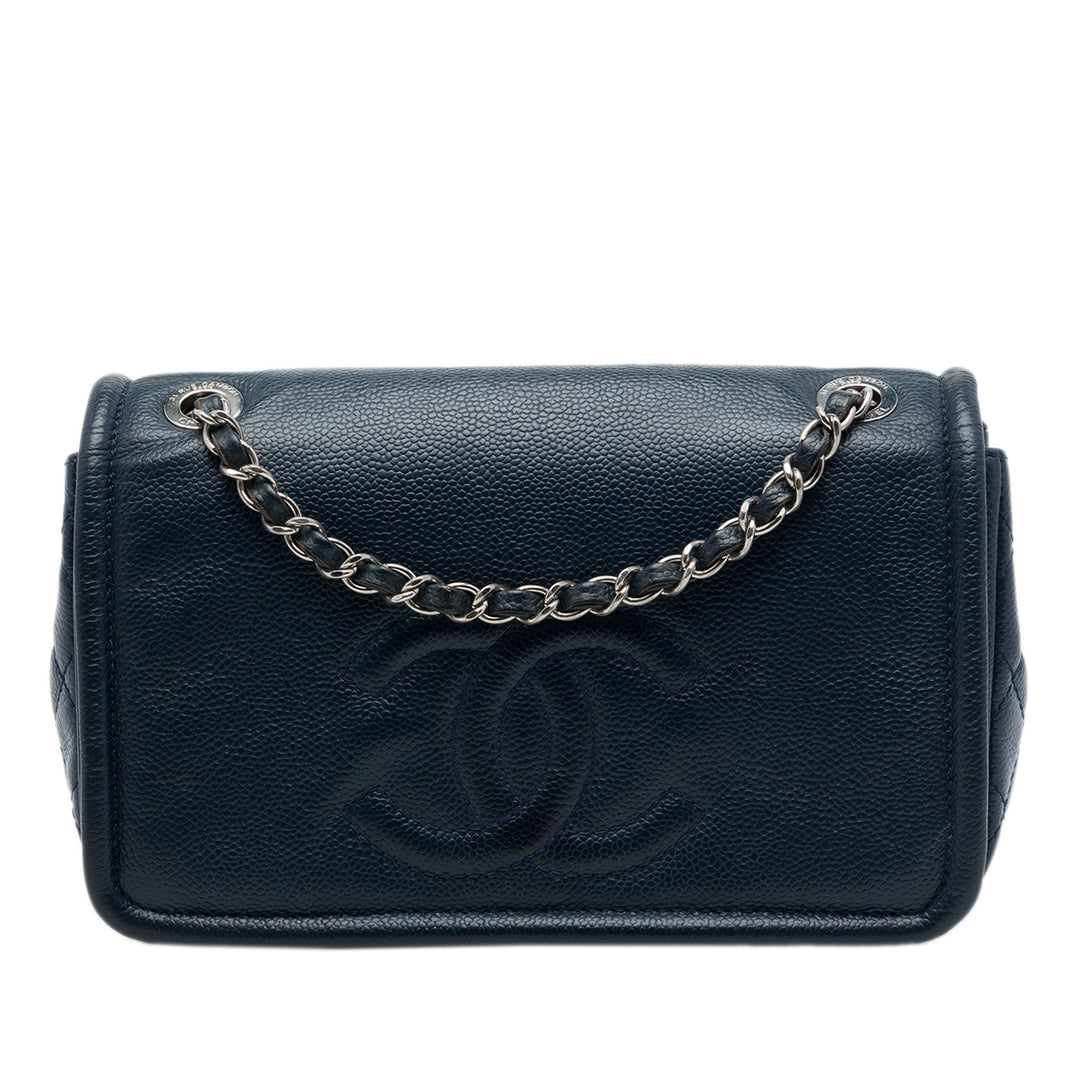 Chanel CC Timeless à rabat Petit Cuir caviar Bleu – vue principale – GABY PARIS
