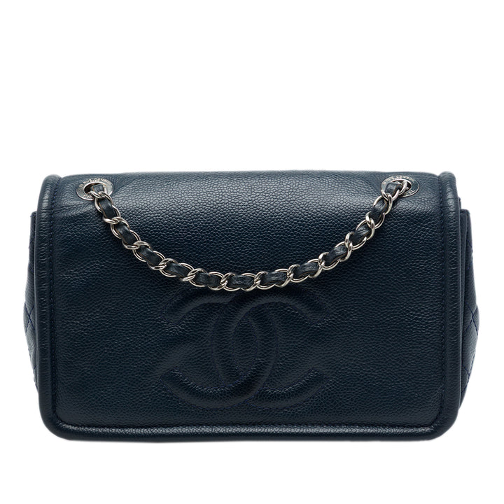Chanel CC Timeless à rabat Petit Cuir caviar Bleu – vue principale – GABY PARIS