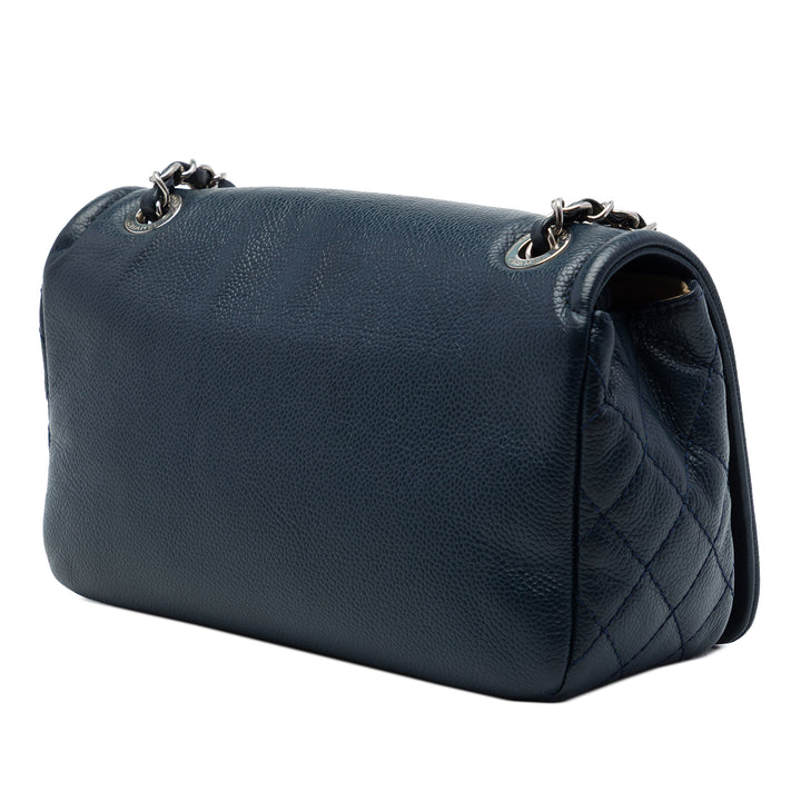 Chanel CC Timeless à rabat Petit Cuir caviar Bleu – vue 2 – GABY PARIS