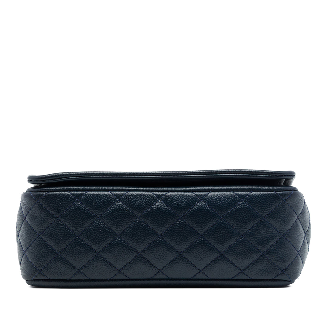 Chanel CC Timeless à rabat Petit Cuir caviar Bleu – vue 3 – GABY PARIS