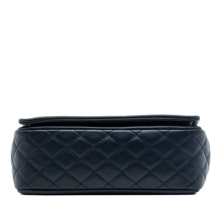 Chanel CC Timeless à rabat Petit Cuir caviar Bleu – vue 3 – GABY PARIS