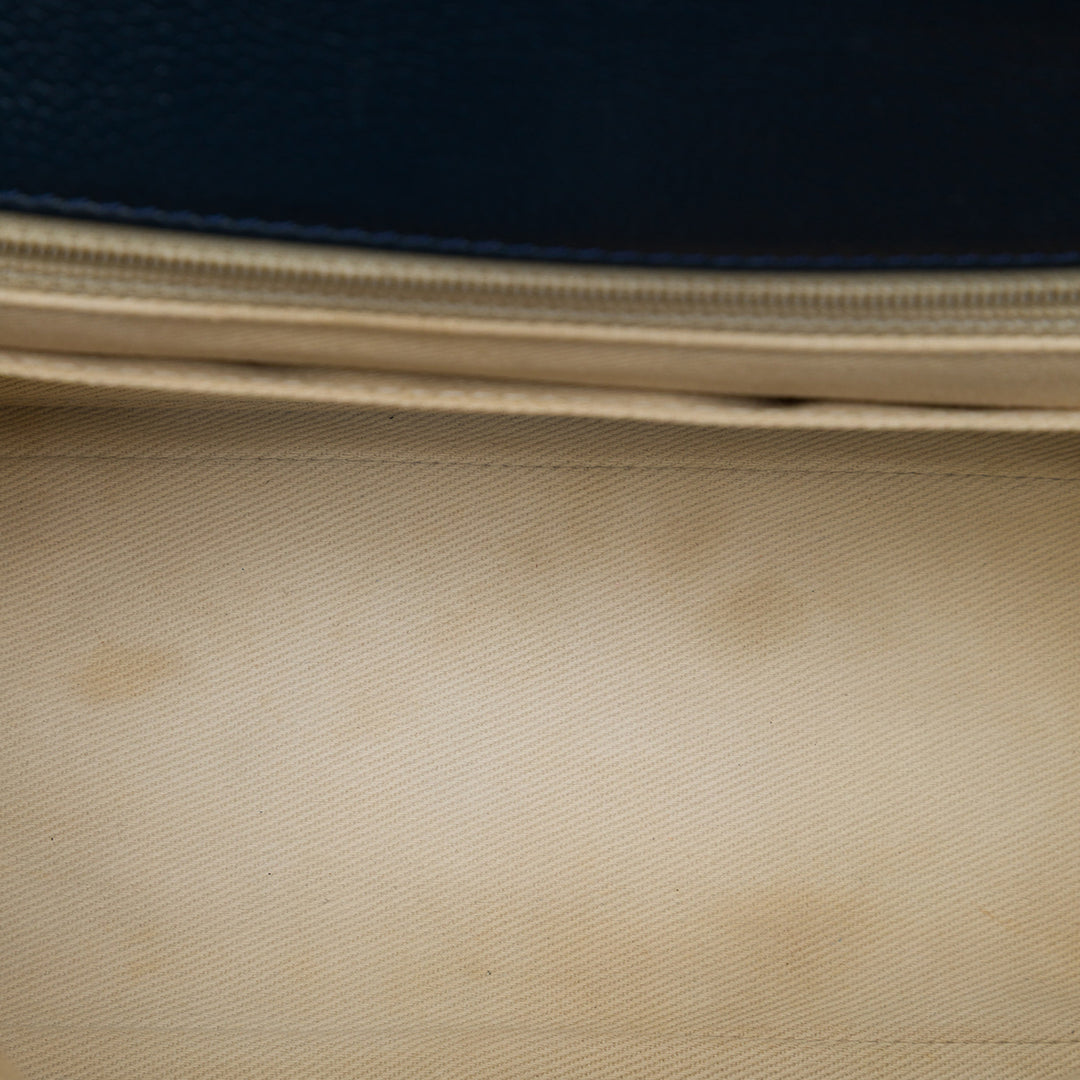 Chanel CC Timeless à rabat Petit Cuir caviar Bleu – vue 4 – GABY PARIS