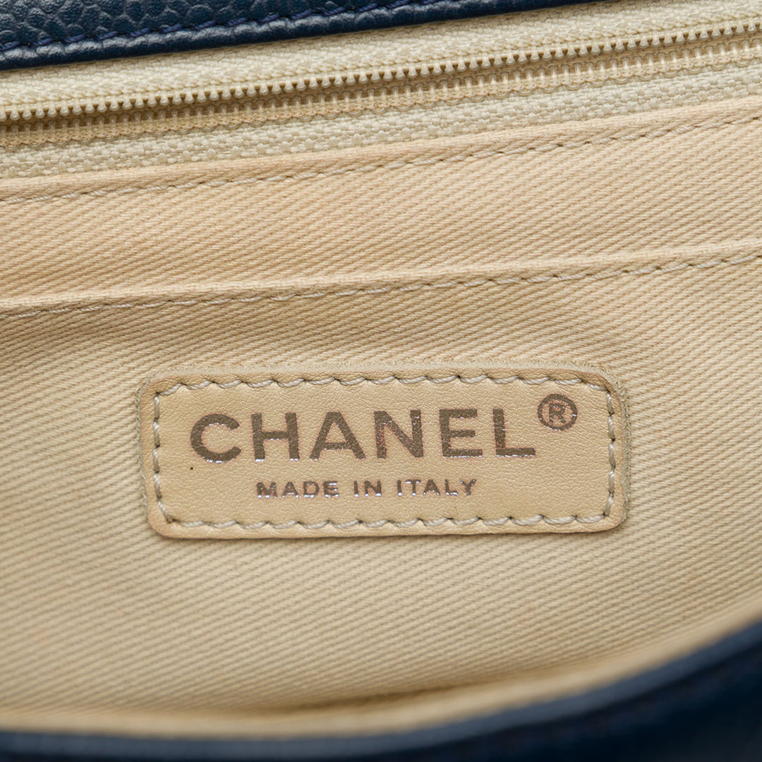 Chanel CC Timeless à rabat Petit Cuir caviar Bleu – vue 5 – GABY PARIS