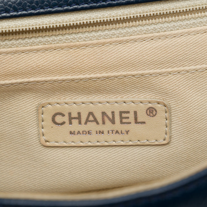 Chanel CC Timeless à rabat Petit Cuir caviar Bleu – vue 5 – GABY PARIS