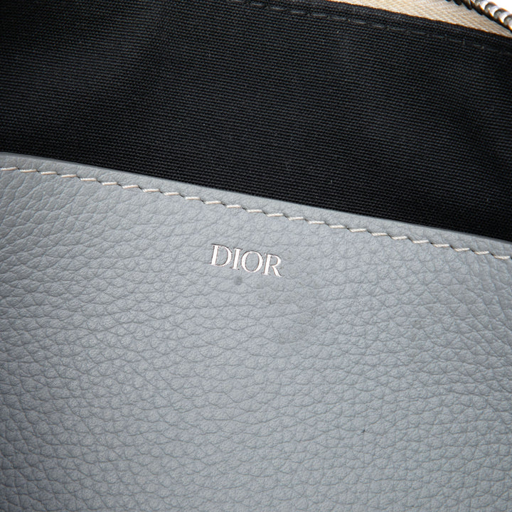 grainé 1947 Signature A5 Pochette Cuir de veau grainé Gris