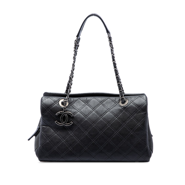 Chanel CC Diamond embossé Zippé Cabas Grand Cuir de veau Noir – vue principale – GABY PARIS