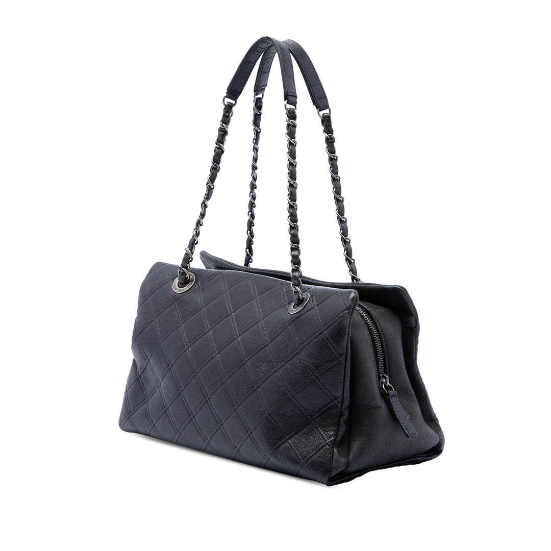 Chanel CC Diamond embossé Zippé Cabas Grand Cuir de veau Noir – vue 2 – GABY PARIS