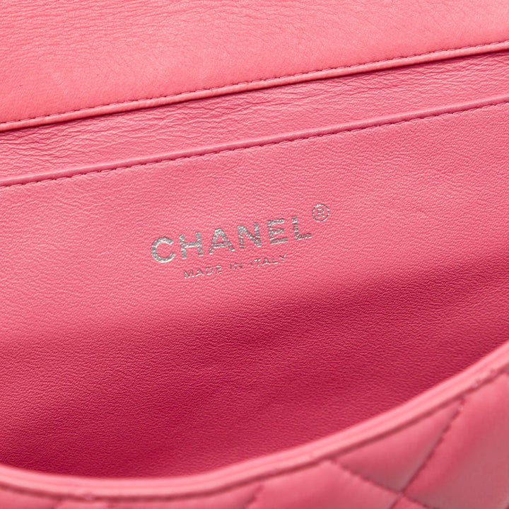 Chanel CC Matelassé Cuir d’agneau à rabat Pochette avec chaîne