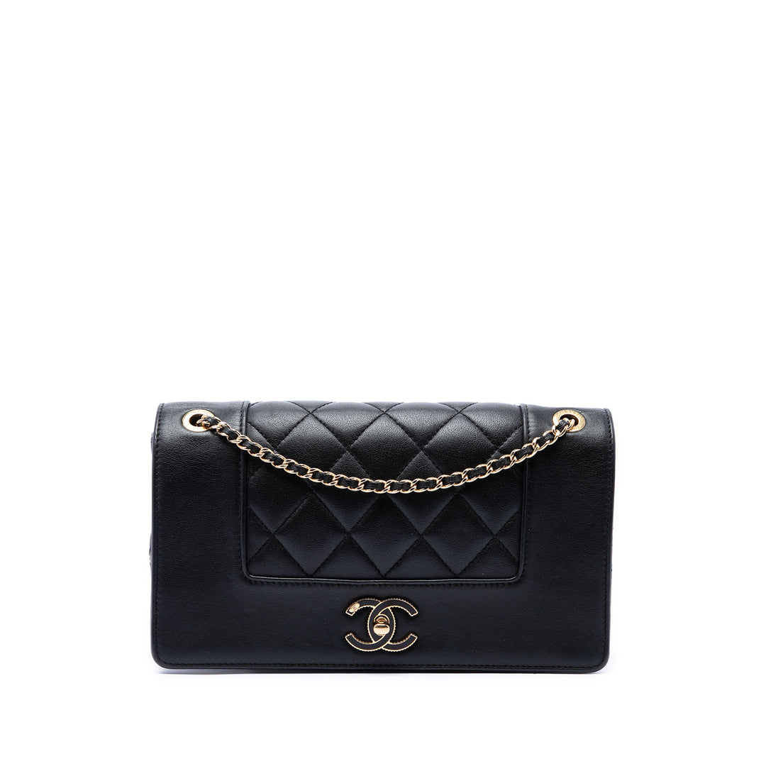 Chanel Mademoiselle à rabat Petit Cuir d'agneau Noir – vue principale – GABY PARIS
