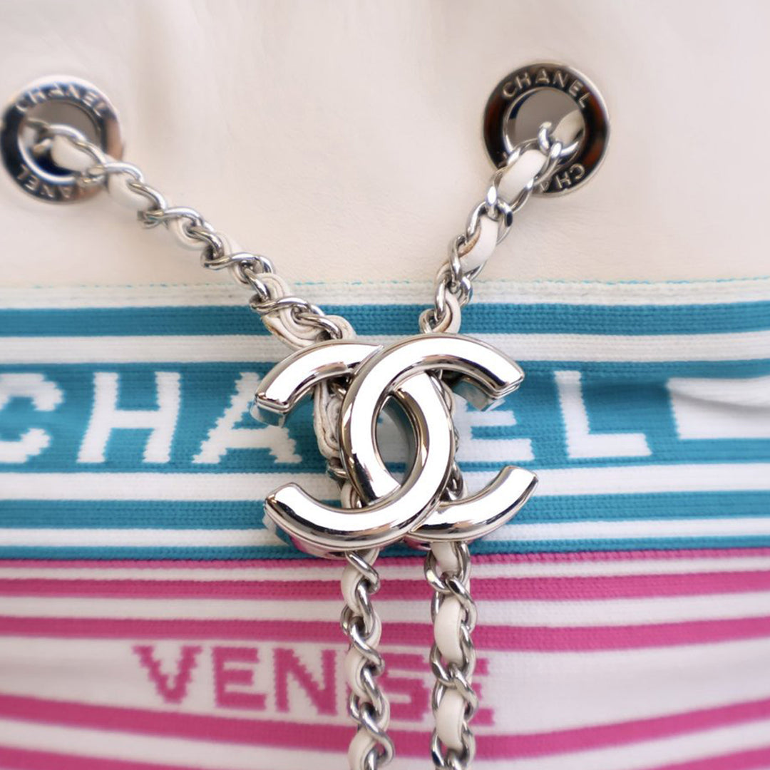 Chanel Mixed Fibers and Aged Cuir de veau Venise Biarritz Bucket Bag Blanc – GABY PARIS Authentique