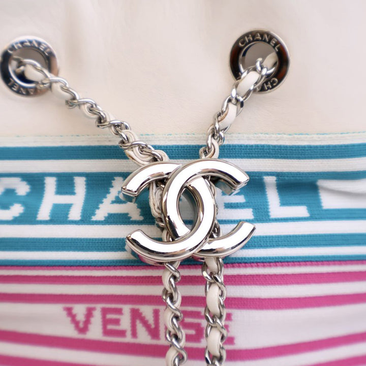 Chanel Mixed Fibers and Aged Cuir de veau Venise Biarritz Bucket Bag Blanc – GABY PARIS Authentique