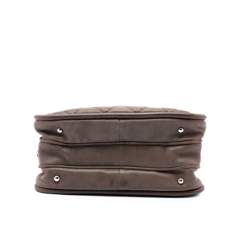 Chanel Matelassé Irisé Relax CC Sac Cuir de veau Marron – vue 3 – GABY PARIS