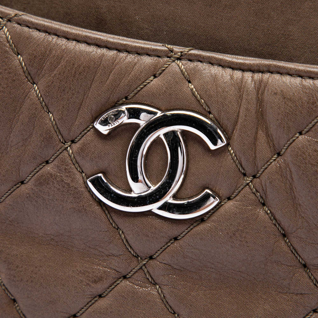 Chanel Matelassé Irisé Relax CC Sac Cuir de veau Marron – vue 5 – GABY PARIS