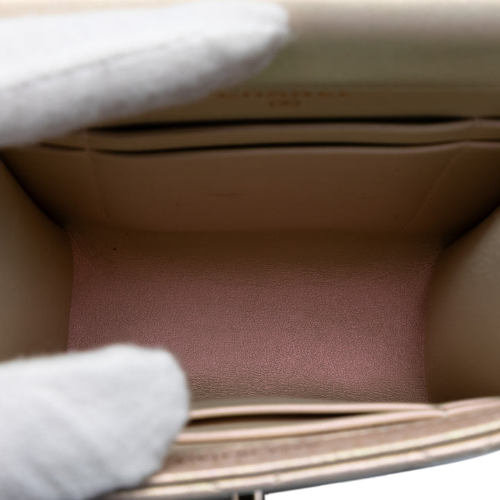 Chanel CC Matelassé Iridescent Cuir d’agneau Phone Holder avec chaîne