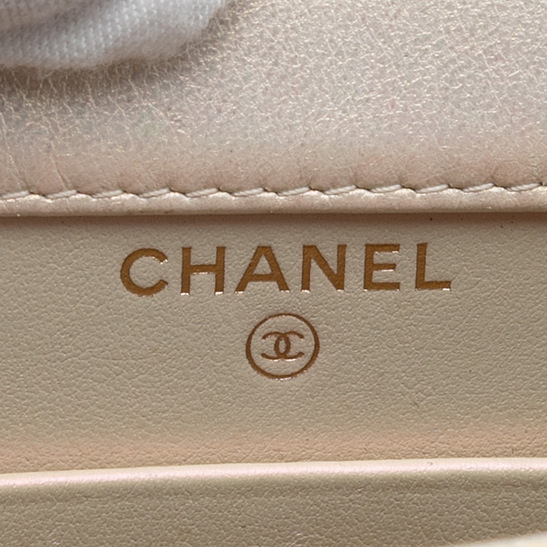Chanel CC Matelassé Iridescent Cuir d’agneau Phone Holder avec chaîne