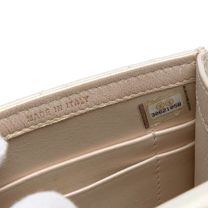 Chanel CC Matelassé Iridescent Cuir d’agneau Phone Holder avec chaîne