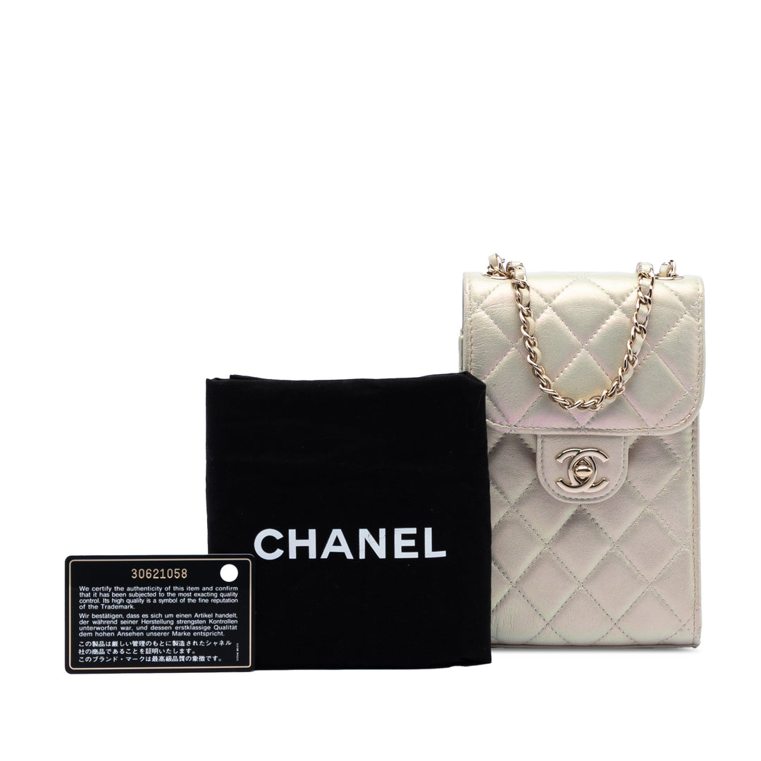 Chanel CC Matelassé Iridescent Cuir d’agneau Phone Holder avec chaîne