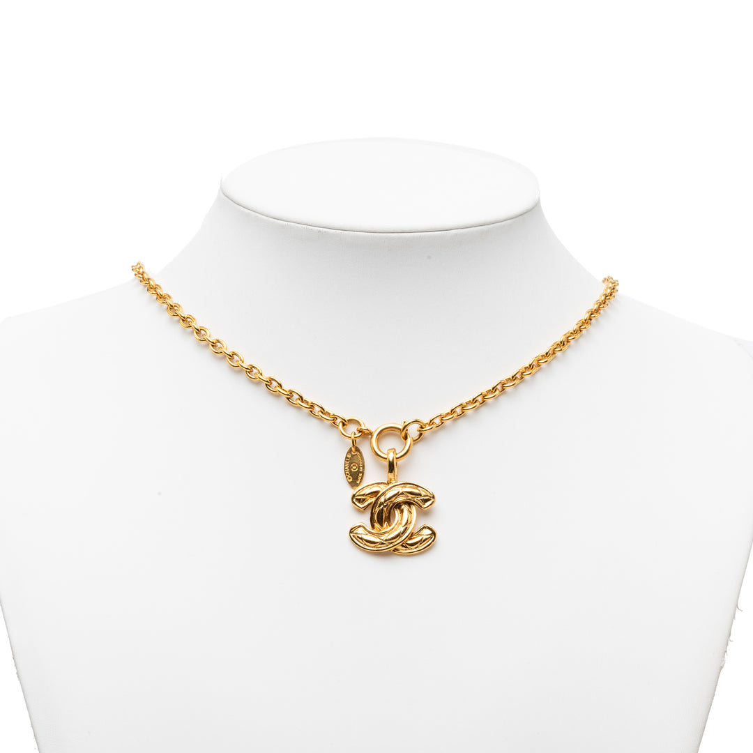 Chanel Collier CC Matelassé Pendant plaqué or – vue 6 – GABY PARIS