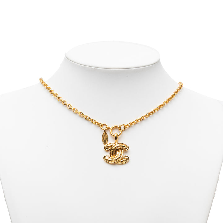 Chanel Collier CC Matelassé Pendant plaqué or – vue 6 – GABY PARIS