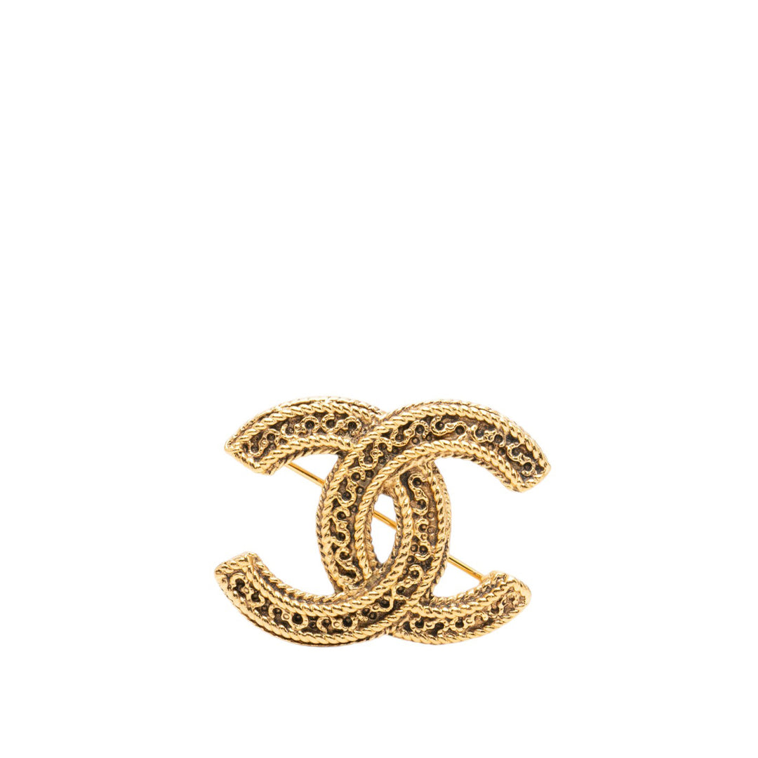 Chanel CC plaqué Filigree Broche Doré – vue principale – GABY PARIS