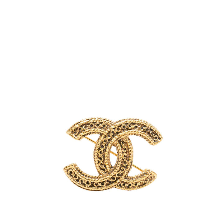 Chanel CC plaqué Filigree Broche Doré – vue principale – GABY PARIS