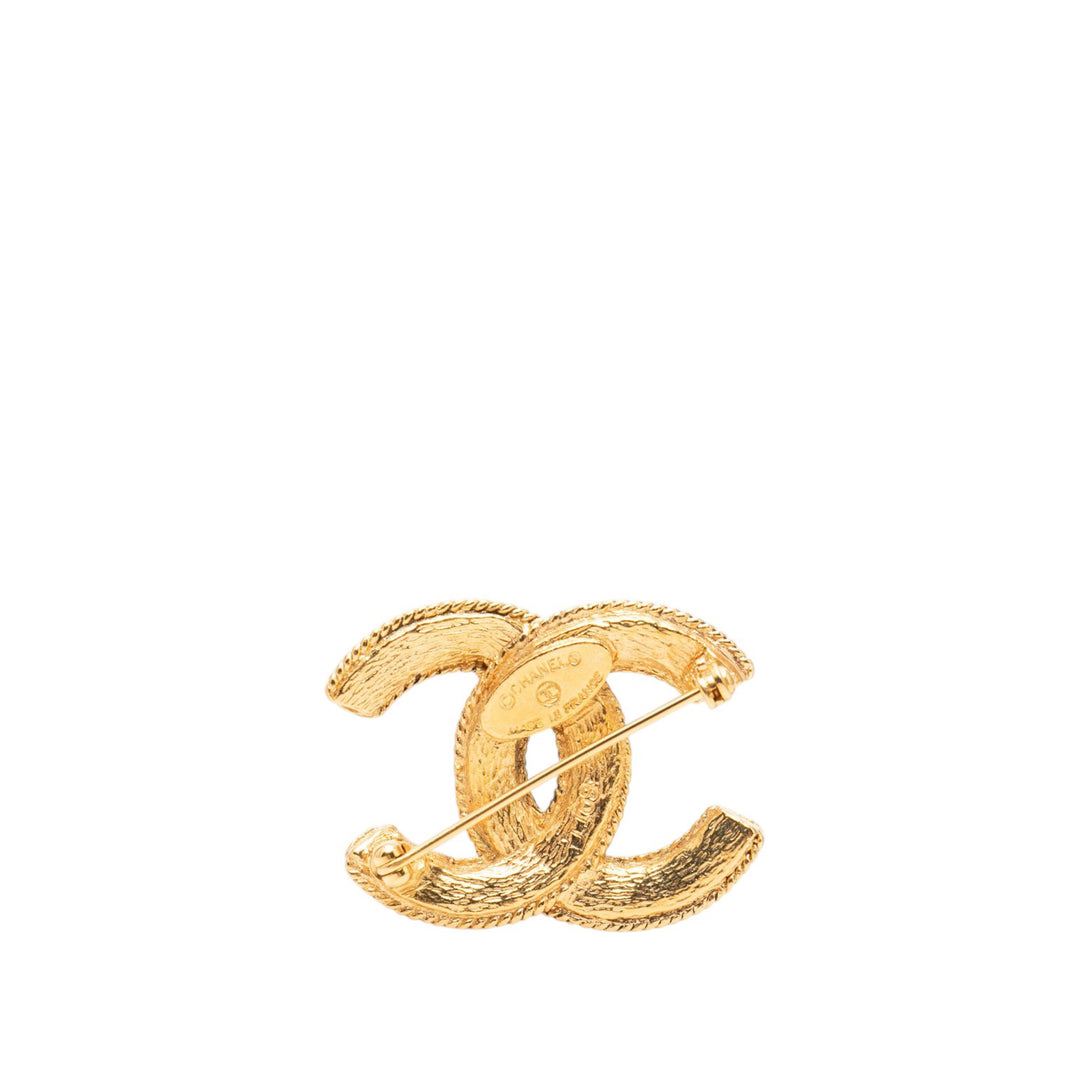 Chanel CC plaqué Filigree Broche Doré – vue 2 – GABY PARIS